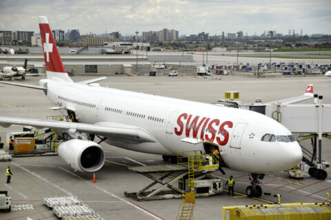 Nach dem Erstflug nach Toronto: Die A330-300 der Swiss,
Kennung HB-JHB, parkt am Gate des Pearson Airports.