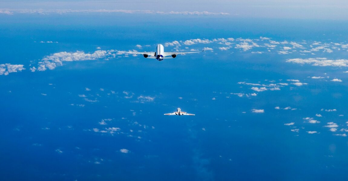 Ein DLR-Forschungsflugzeug vom Typ FALCON 20E folgte einer A350 und analysierte die Emissionen der Triebwerke.