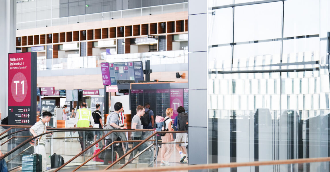 Allein am Berliner Hauptstadt-Flughafen BER fielen am Freitag aufgrund der IT-Panne mehr als 100 Flüge aus.