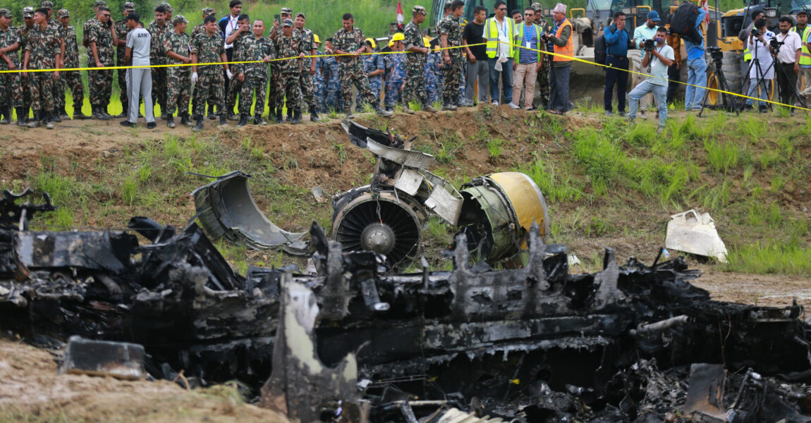 Nepalesische Armeeangehörige sperrten am 24. Juli die Absturzstelle der CRJ200 der Saurya Airlines am Tribhuvan International Airport in Kathmandu, Nepal, ab.