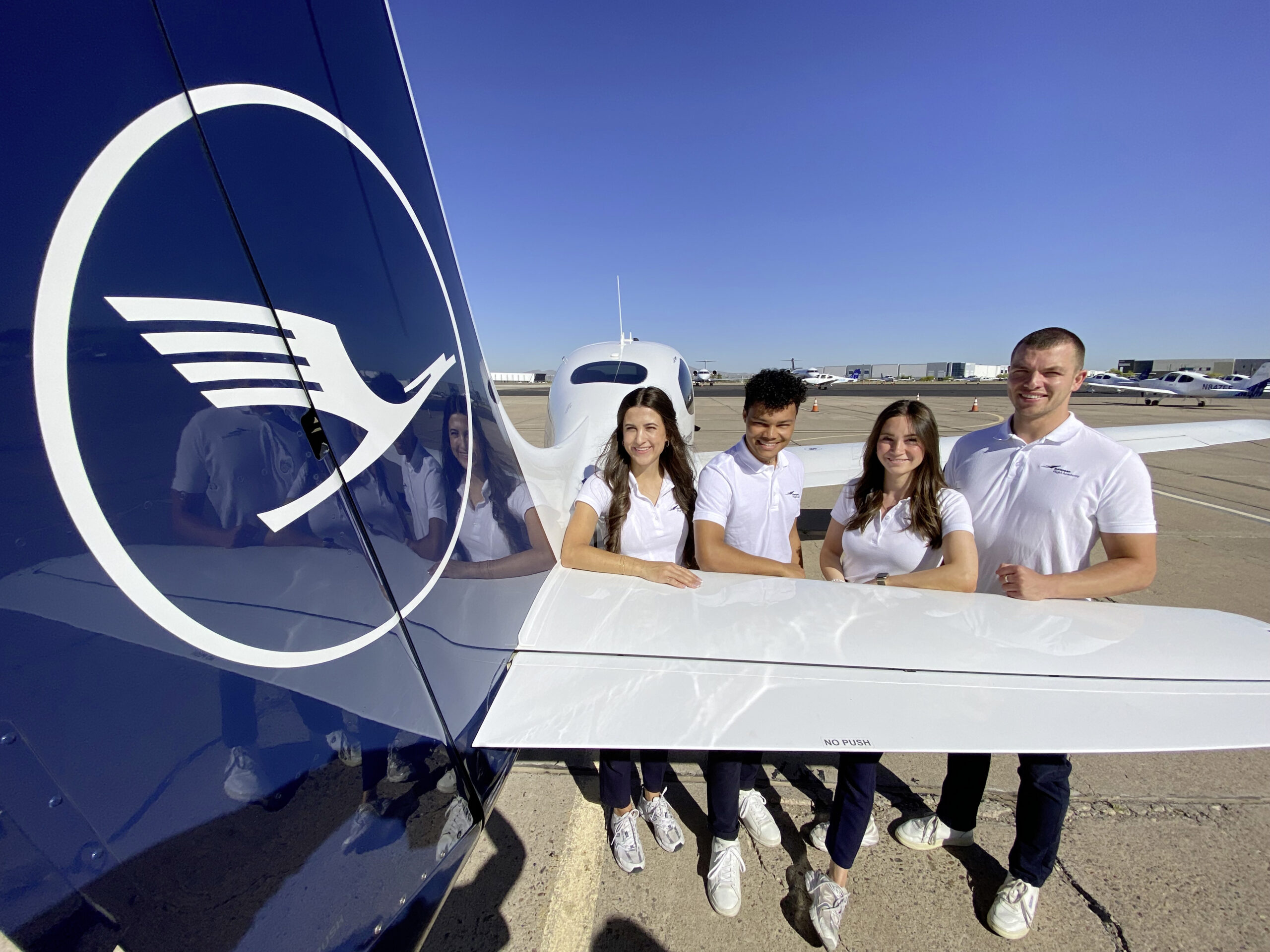  Vier von 75 Flugschülern in Goodyear: Antonia Freund, Noah Branch, Julia Schopf und Constantin Klinger (v. l.) sind etwa sechs Monate vor Ort. Bild: Dietmar Plath