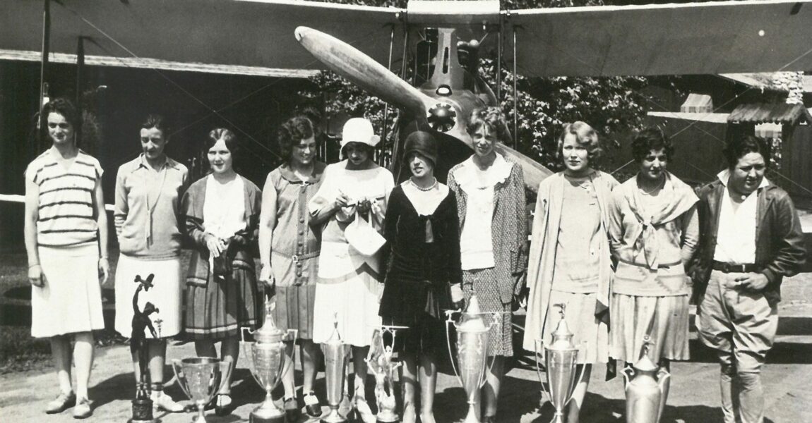 Vor dem Start des Puderquasten-Rennens von Santa Monica nach Cleveland, Ohio, 1929 trafen sich Louise Thaden, Bobbie Trout, Patty Willis, Marvel Crosson, Blanche W. Noyes, Vera Dawn Walker, Amelia Earhart, Marjorie Crawford, Ruth Elder und Florence Lowe Barnes in Los Angeles.