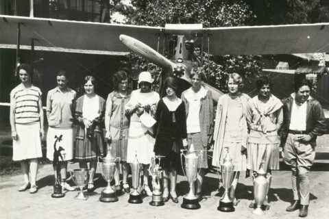 Vor dem Start des Puderquasten-Rennens von Santa Monica nach Cleveland, Ohio, 1929 trafen sich Louise Thaden, Bobbie Trout, Patty Willis, Marvel Crosson, Blanche W. Noyes, Vera Dawn Walker, Amelia Earhart, Marjorie Crawford, Ruth Elder und Florence Lowe Barnes in Los Angeles.