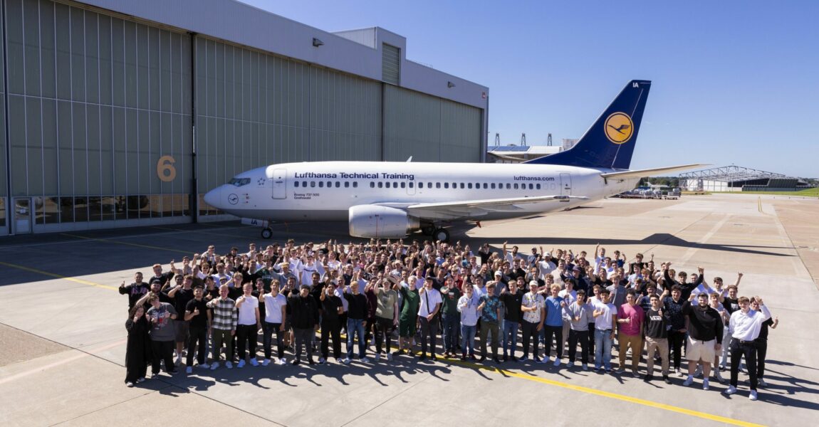 Neue Azubis der Lufthansa Technik posieren vor dem Boeing-737-Ausbildungsjet in Hamburg