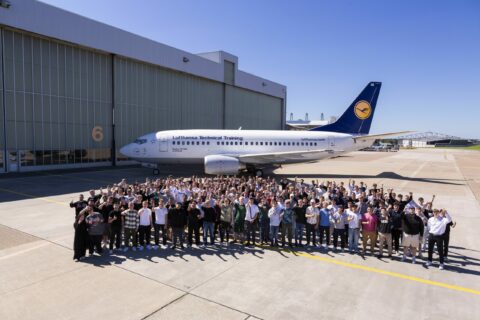 Neue Azubis der Lufthansa Technik posieren vor dem Boeing-737-Ausbildungsjet in Hamburg