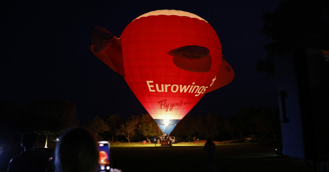 Victoria Swarovski und CEO Jens Bischof taufen Eurowings Heißluftballon.