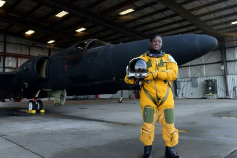 Colonel Merryl Tengesdal vor ihrem Aufklärungsflugzeug Lockheed Martin U-2 