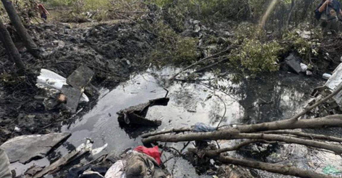 Das Wrack der Cessna Caravan im Schlamm eines Mangrovenwaldes im Bezirk Bang Pakong in Chachoengsao.