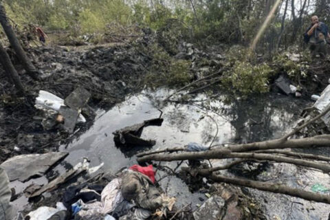 Das Wrack der Cessna Caravan im Schlamm eines Mangrovenwaldes im Bezirk Bang Pakong in Chachoengsao.