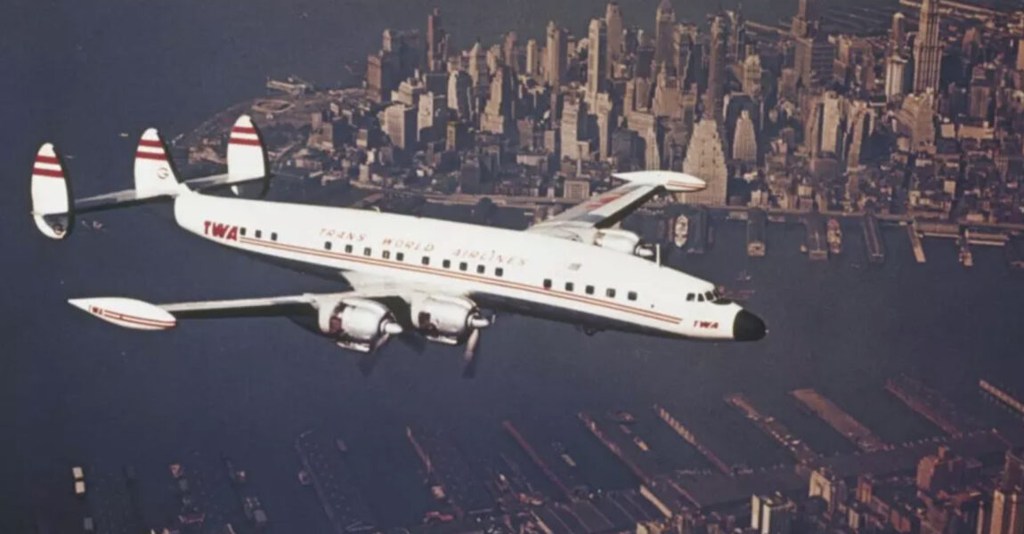 Über New York:  L-1049G Super Constellation der Trans World Airlines. Howard Hughes’ Fluggesellschaft wird der treueste Connie-Kunde.