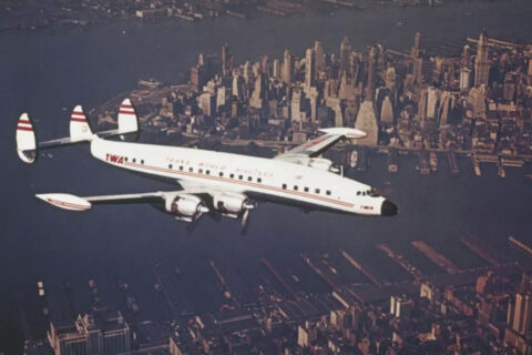 Über New York:  L-1049G Super Constellation der Trans World Airlines. Howard Hughes’ Fluggesellschaft wird der treueste Connie-Kunde.