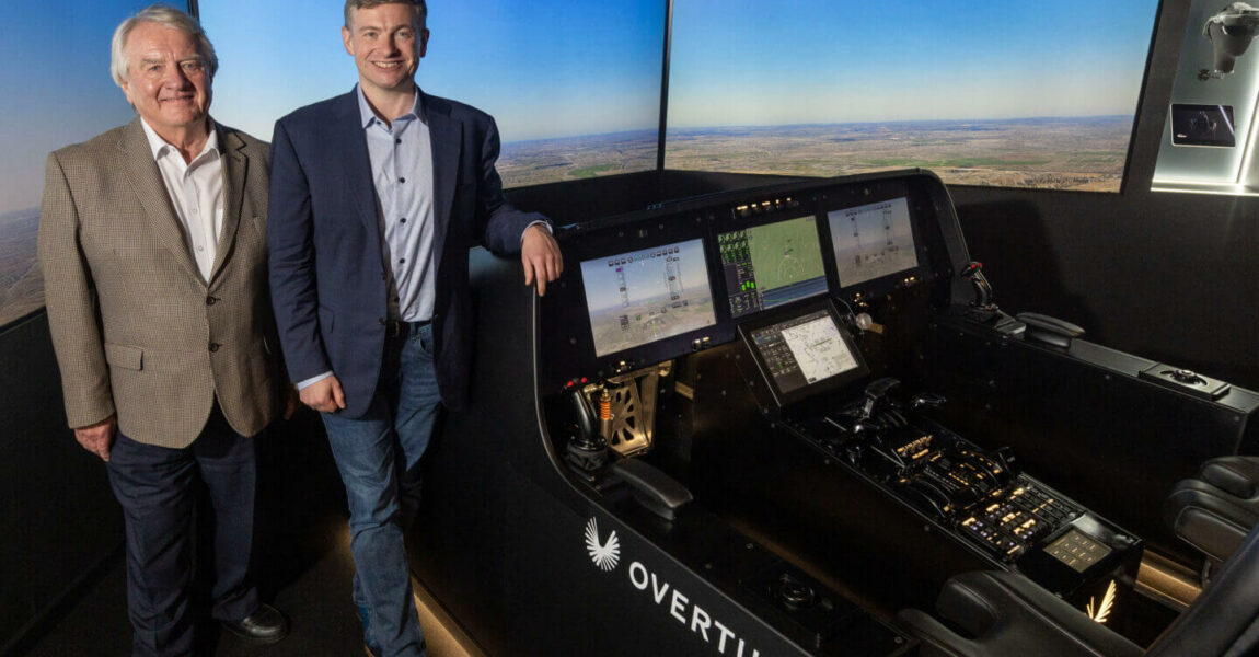 Am Overture-Flugsimulator stehen Mike Bannister (links), langjähriger Concorde-Chefpilot von British Airways und Boom-Supersonic-Gründer sowie CEO Mike Scholl.