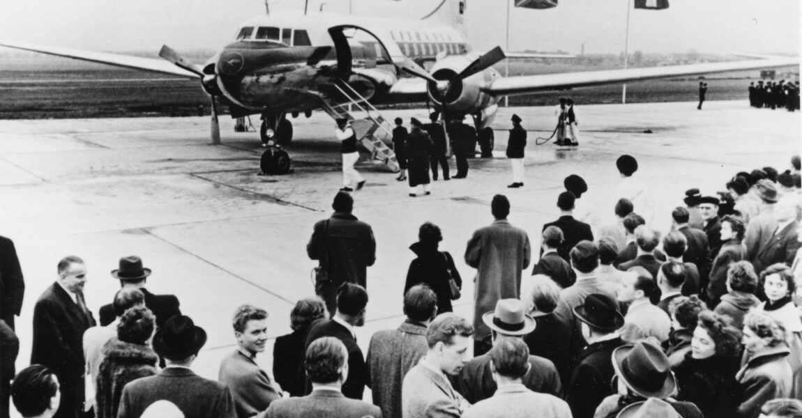 Am 1. April 1955 ging die heutige, zweite Fluglinie namens Lufthansa an den Start. Im August des Vorjahres hatte sie die Wortmarke Lufthansa und das Kranich-Logo als Bildmarke von der ersten Airline dieses Namens gekauft.