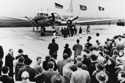 Am 1. April 1955 ging die heutige, zweite Fluglinie namens Lufthansa an den Start. Im August des Vorjahres hatte sie die Wortmarke Lufthansa und das Kranich-Logo als Bildmarke von der ersten Airline dieses Namens gekauft.