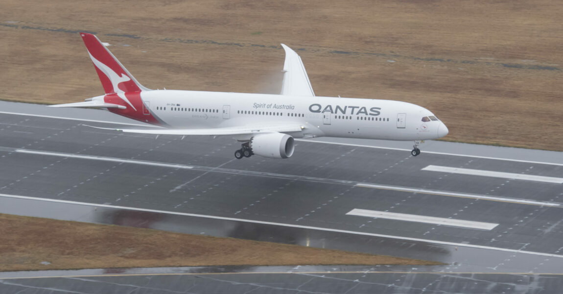 Eine Boeing 787 der australischen Qantas war in einen glimpflich verlaufenen Vorfall verwickelt, der für ein Medienecho sorgte. 