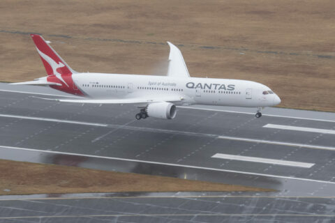 Eine Boeing 787 der australischen Qantas war in einen glimpflich verlaufenen Vorfall verwickelt, der für ein Medienecho sorgte. 