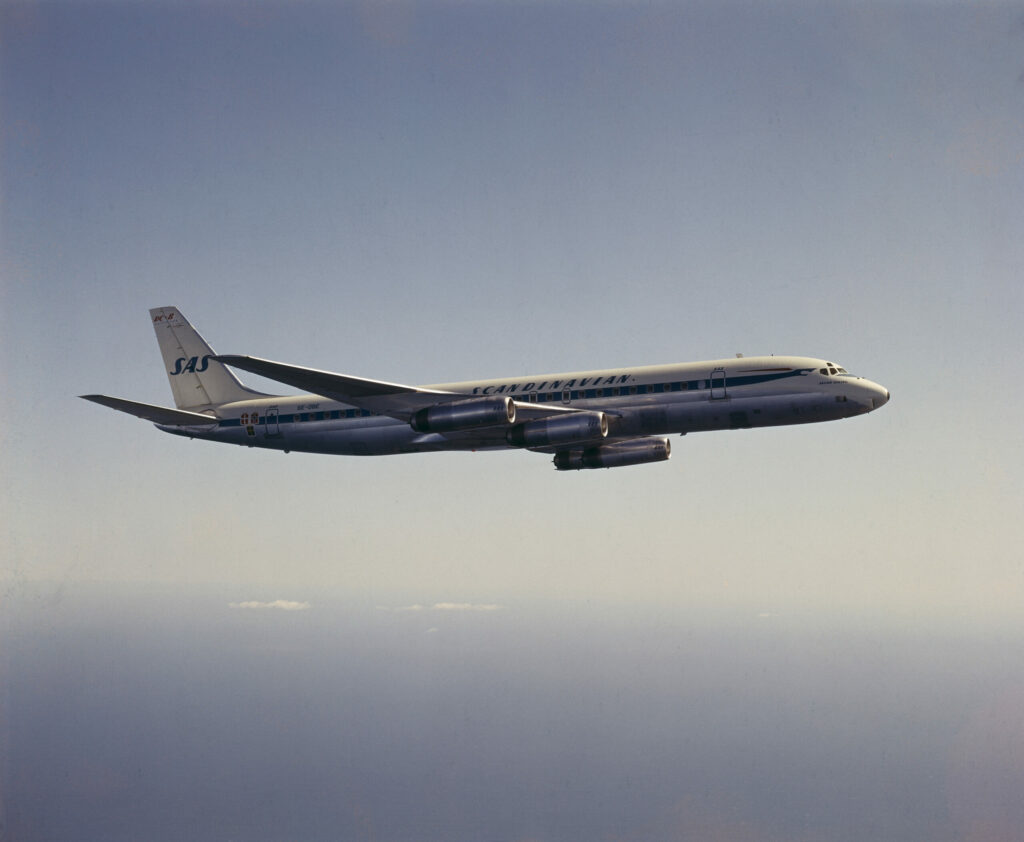 Die Douglas DC-8-62 wurde speziell für SAS und deren Wunsch nach Nonstop-Flügen zwischen Skandinavien und der US-Westküste entwickelt. Funfact: Das Anforderungsprofil schrieben SAS und Douglas auf einer Serviette in einem Stockholmer Hotelzimmer nieder.