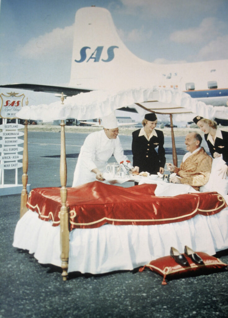 Besonders im so genannten "Goldenen Zeitalter" zwischen 1945 und 1970 war der Kunde bei den Airlines König. Davon zeugt diese symbolträchtige Werbeanzeige der SAS aus den 50er Jahren.