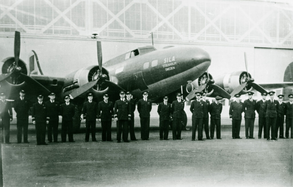 Nur wenige Tage nach Ende des Zweiten Weltkriegs eröffnete die SAS-Muttergesellschaft SILA als erste Airline überhaupt den regulären Luftverkehr mit Landflugzeugen zwischen Europa und den USA. Zum Einsatz gelangten 1943/44 zu Passagierflugzeugen umgebaute Bomber des Typs Boeing B-17 "Flying Fortress", die SILA "Felix" nannte.