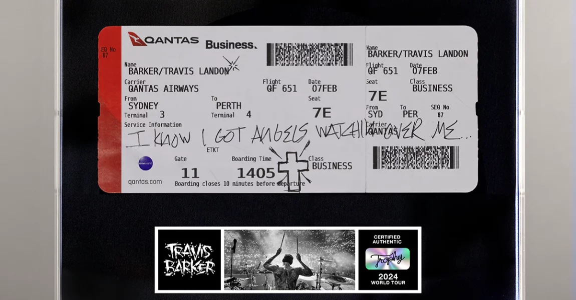 Blink-182-Drummer Travis Barker hat seine Qantas-Bordkarte versteigert. Das Flugzeug stürzte vor 16 Jahren ab, er überlebte.