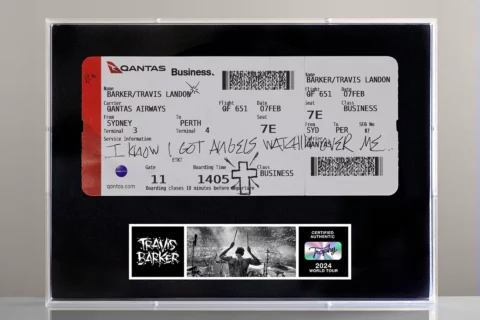 Blink-182-Drummer Travis Barker hat seine Qantas-Bordkarte versteigert. Das Flugzeug stürzte vor 16 Jahren ab, er überlebte.