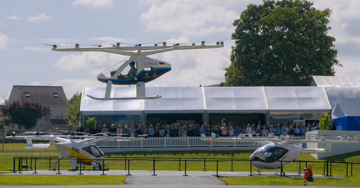 Volocopter präsentiert seine eVTOLs zur Einweihung des Vertiport auf dem Flugplatz von Saint-Cyr-l'École.