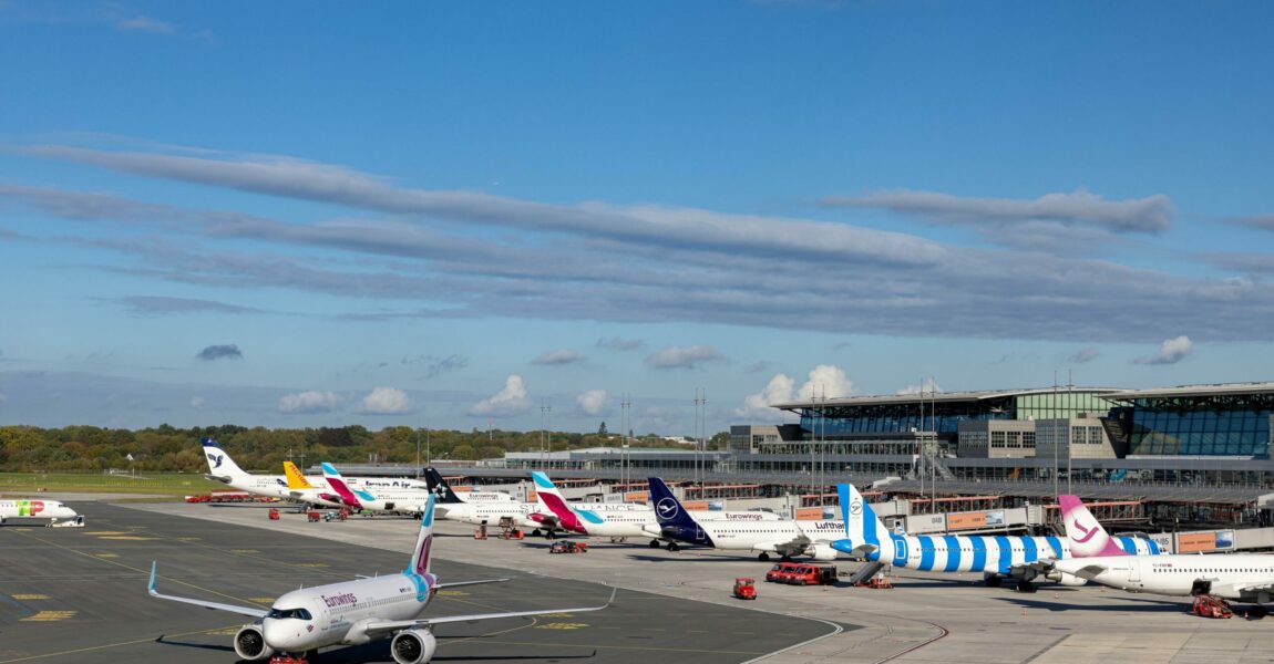 Ein Mann drang im November 2023 mit dem Auto bis auf das Vorfeld am Flughafen Hamburg vor.