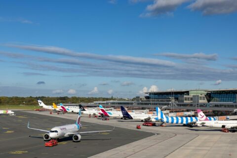 Ein Mann drang im November 2023 mit dem Auto bis auf das Vorfeld am Flughafen Hamburg vor.