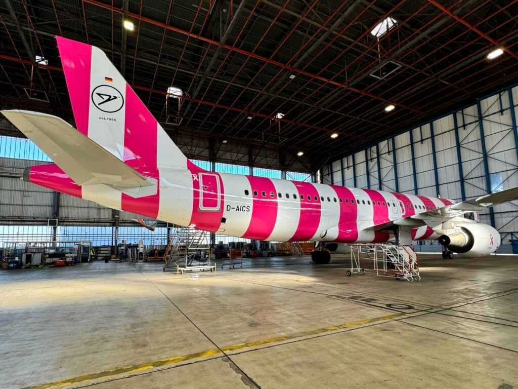 Der Airbus A320 mit der Kennung D-AICS hebt künftig als FlyPink Plane mit pinken Streifen ab.  