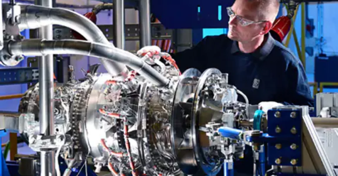 Im September 2023 hat eine kleine Gasturbine von Rolls-Royce, die speziell als Antrieb von hybrid-elektrischen Fluggeräten entwickelt wurde, ihren Erstlauf absolviert.