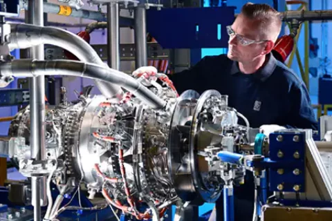 Im September 2023 hat eine kleine Gasturbine von Rolls-Royce, die speziell als Antrieb von hybrid-elektrischen Fluggeräten entwickelt wurde, ihren Erstlauf absolviert.