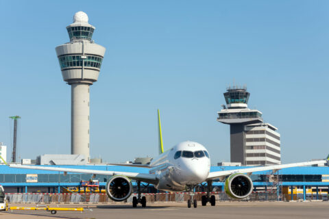 Das niederländische Drehkreuz Amsterdam-Schiphol investiert in den kommenden fünf Jahren rund sechs Milliarden Euro in die Infrastruktur.