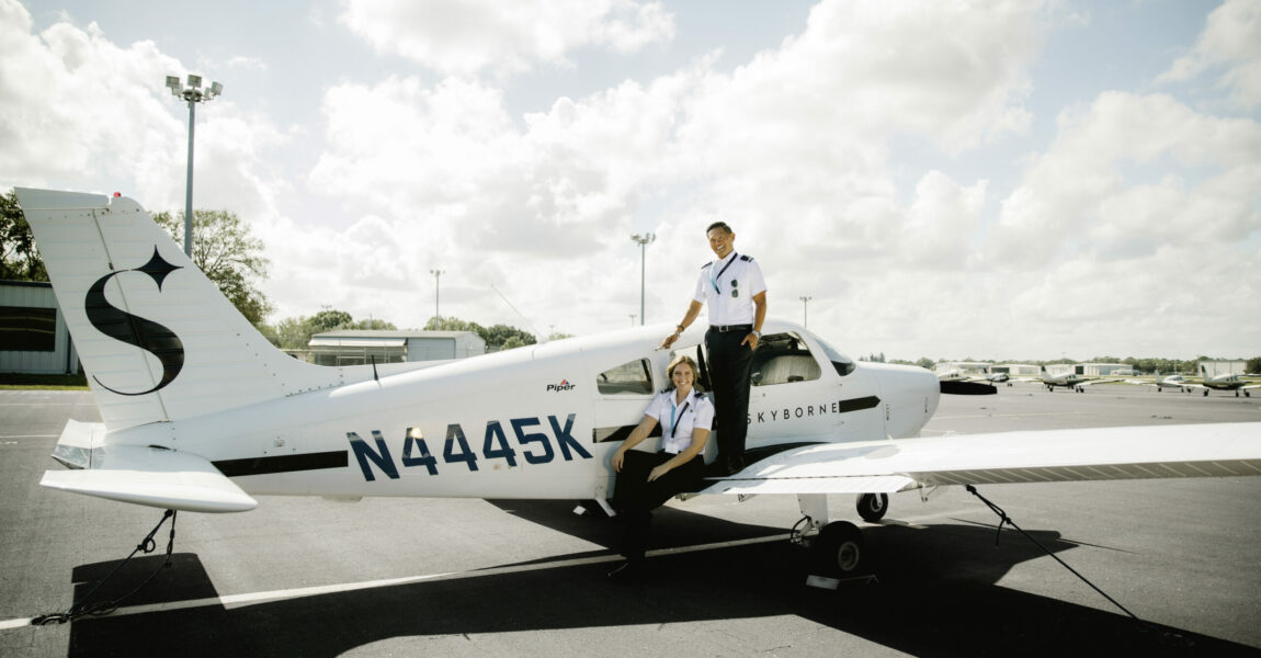 Trainingsmaschine und Flugschüler der Skyborne-Flugschule in den USA. 