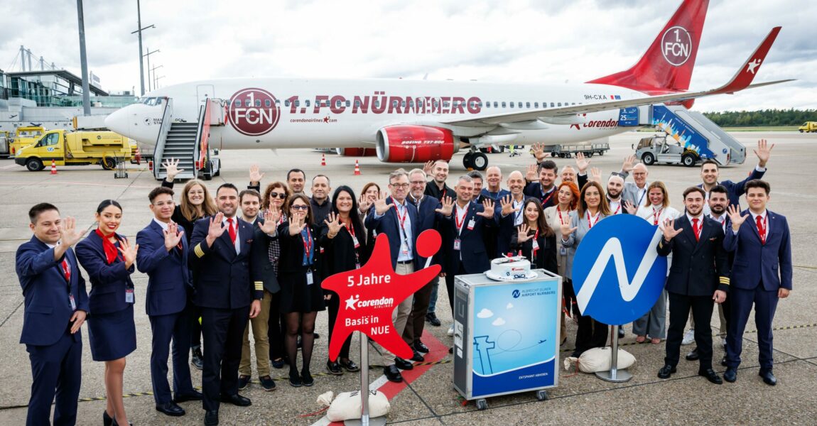 Mitarbeiterinnen und Mitarbeiter von Corendon Airlines und des Airport Nürnberg anlässlich der Jubiläumsfeier auf dem Vorfeld des Flughafens.