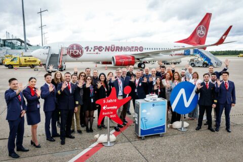 Mitarbeiterinnen und Mitarbeiter von Corendon Airlines und des Airport Nürnberg anlässlich der Jubiläumsfeier auf dem Vorfeld des Flughafens.