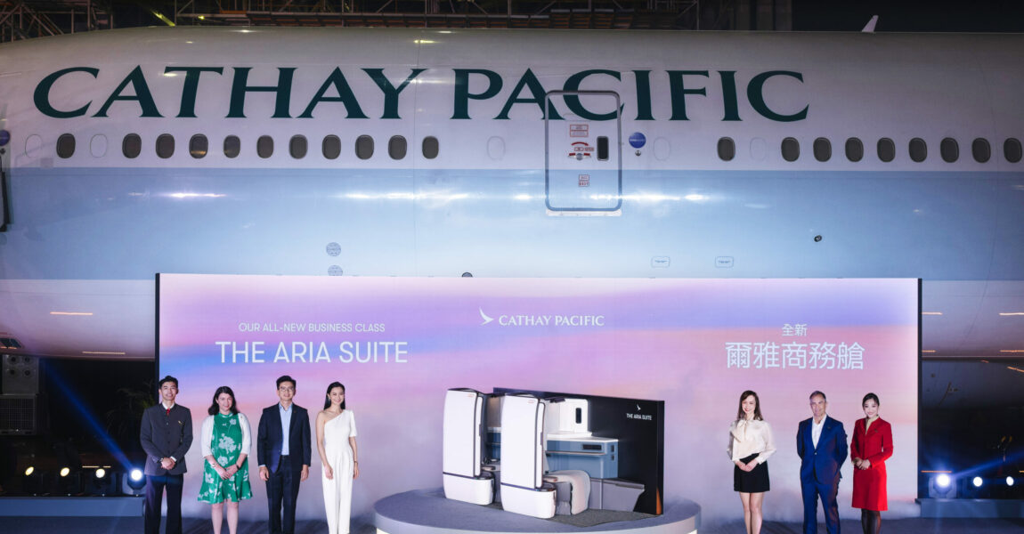 Cathay Pacific feiert: Die erste Boeing 777-300ER mit neuem Kabineninterieur ist im Linienflugbetrieb unterwegs.