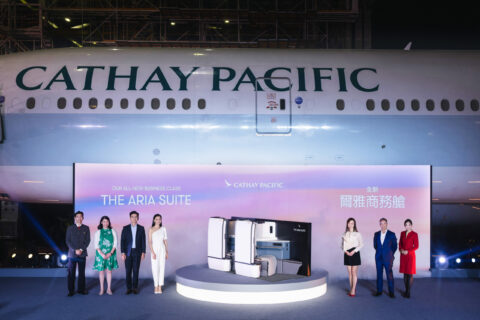 Cathay Pacific feiert: Die erste Boeing 777-300ER mit neuem Kabineninterieur ist im Linienflugbetrieb unterwegs.