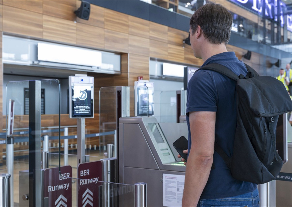 Am Flughafen Berlin Brandenburg mit dem BER Runway schneller durch die Sicherheitskontrolle.