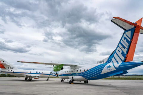 D328 LiftUp (rechts) mit Falcon 20E Messflugzeug (links).