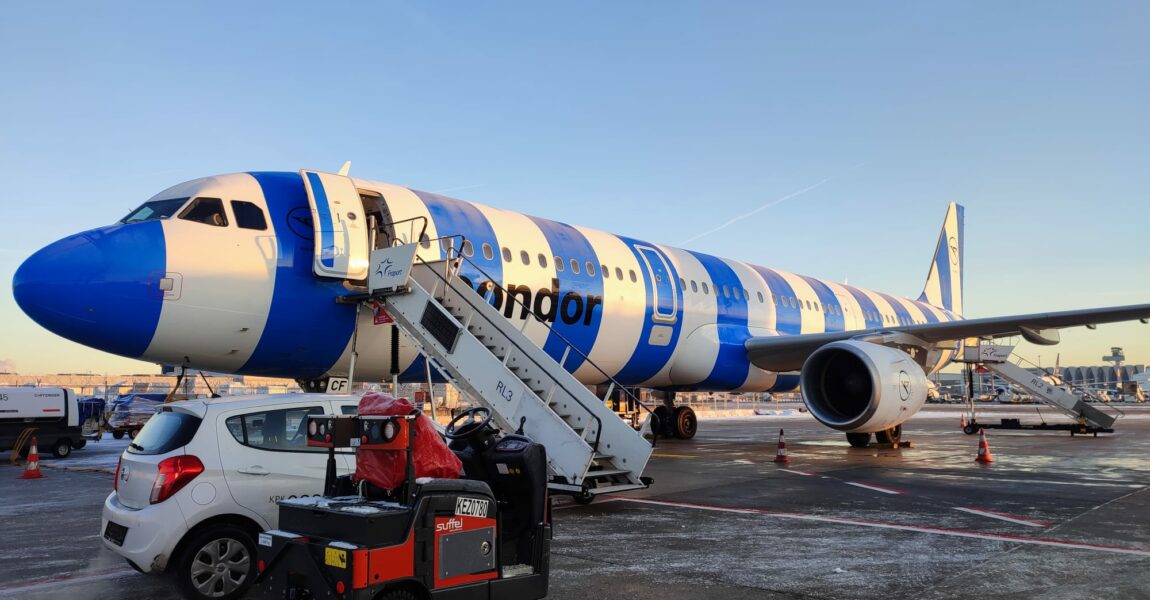 Eine A321 von Condor am Flughafen Hamburg.