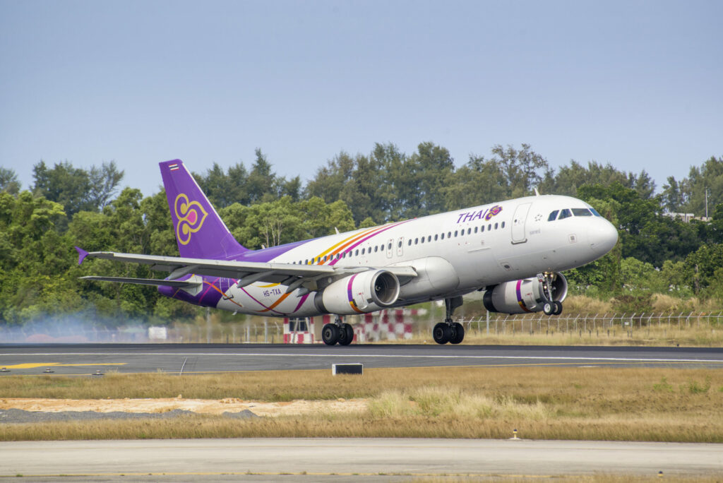 Die THAI-Tochter Thai Smile ist inzwischen in die Mutter integriert. Deshalb werden die A320 nun umlackiert und erhalten eine neue Kabinenausstattung.