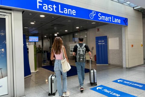 Wer am Flughafen Stuttgart schneller durch die Sicherheitskontrolle will, kann die SmartLane nutzen.