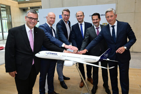 Von links nach rechts: Staatsminister Dr. Florian Herrmann, Leiter der Bayerischen Staatskanzlei, der Vorsitzender der Geschäftsführung der Flughafen München GmbH Jost Lammers, Bayerns Wissenschaftsminister Markus Blume, Finanzminister Albert Füracker, TUM-Präsident Prof. Thomas F. Hofmann und für die Lufthansa Group Jörg Eberhart.