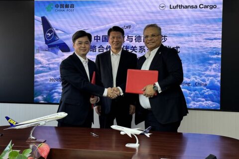 v.l.n.r.: Lin Zejian, Deputy General Manager, CPEL, Zhang Zhanjun, Deputy General Manager, CPEL und Ashwin Bhat, CEO Lufthansa Cargo bei der Vertragsunterzeichnung.