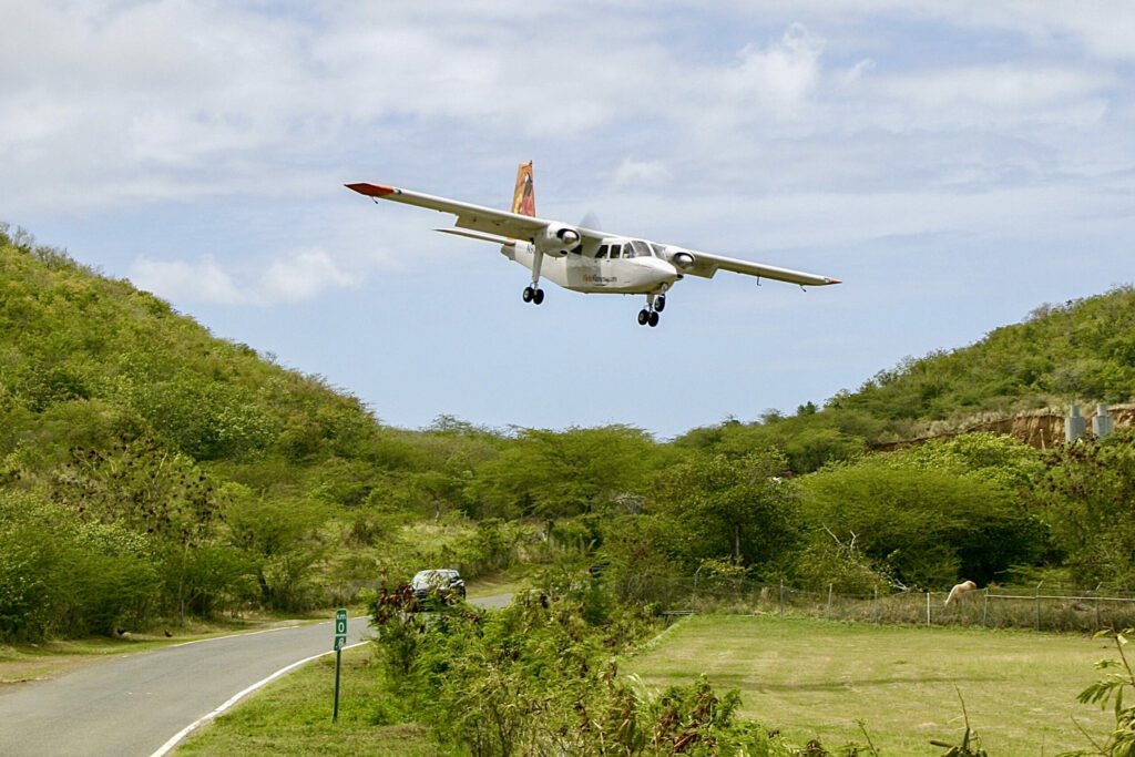 Air Flamencos Islander N904GD in der Endanflugkurve auf Culebras Runway 13 – jetzt muss es abwärts gehen.