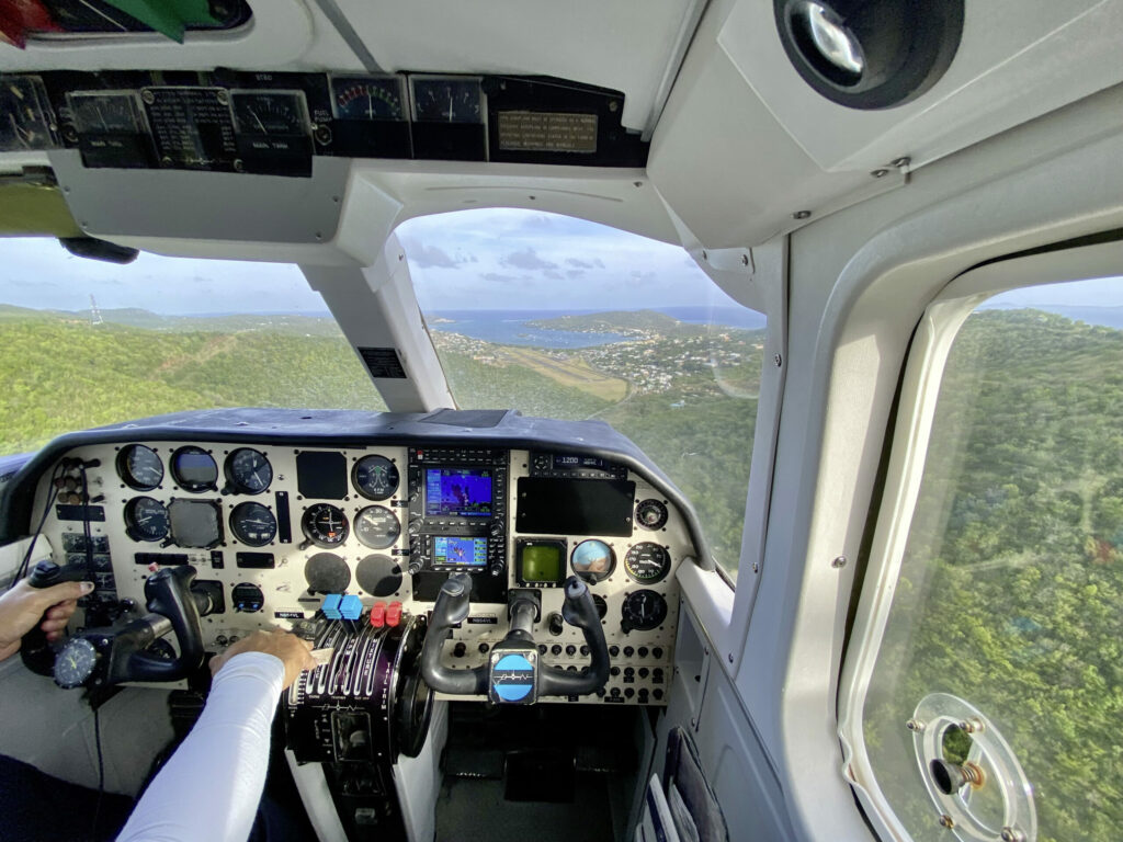 Eine Islander von Vieques Air Link innerhalb des Tals in 450 Fuß. Die Bahn liegt direkt voraus am Ende des Tals.