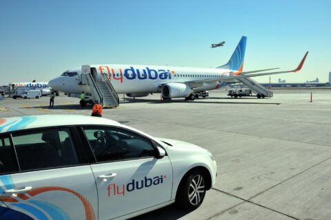 Eine Boeing 737 der flydubai steht auf dem Vorfeld des Dubai International Airport.