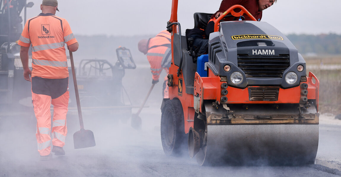 Auf dem Vorfeld des Frankfurter Flughafens wird weltweit erstmalig  CO2-neutrales Bitumen an einem Airport verbaut.