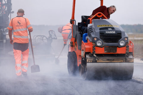 Auf dem Vorfeld des Frankfurter Flughafens wird weltweit erstmalig  CO2-neutrales Bitumen an einem Airport verbaut.