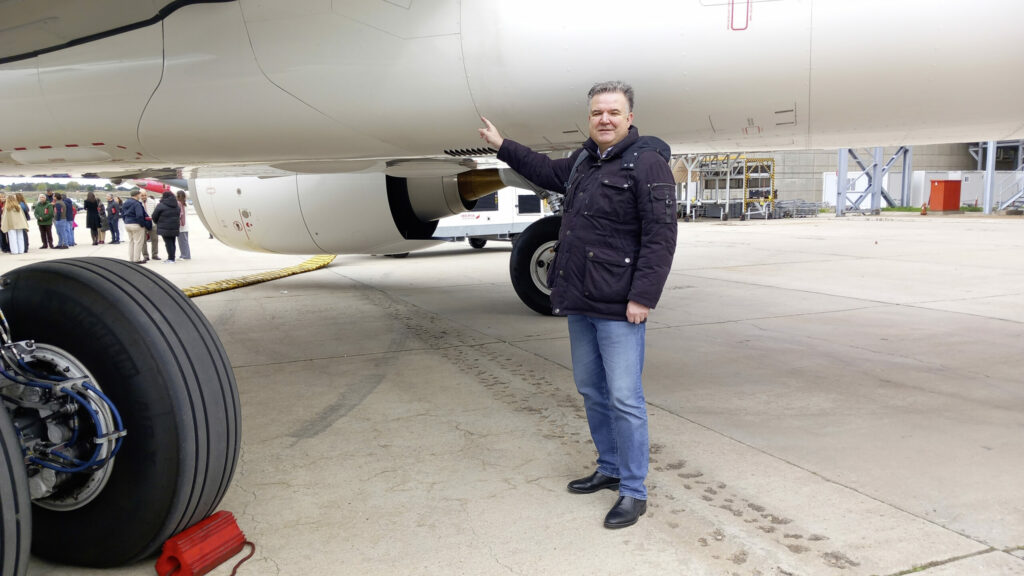 Da drin steckt das Geheimnis: Redakteur Wolfgang Borgmann zeigt auf die Stelle am Rumpf, hinter der sich der Rear Center Tank der A321XLR verbirgt.